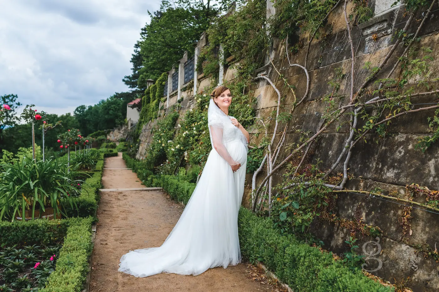 In froher Erwartung - Hochzeitspaar auf Schloss Eckberg mit Ausblick 2 20200523 grahlfoto unsere Hochzeit Schloss Schoenfeld 497 web 2